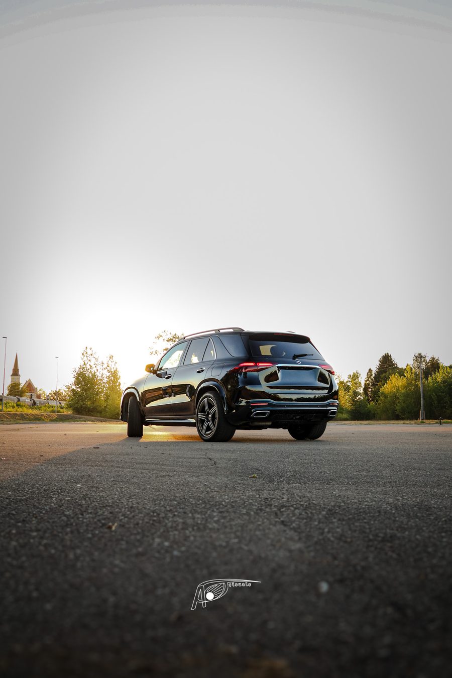 Črn Mercedes-Benz GLE ob sončnem zahodu